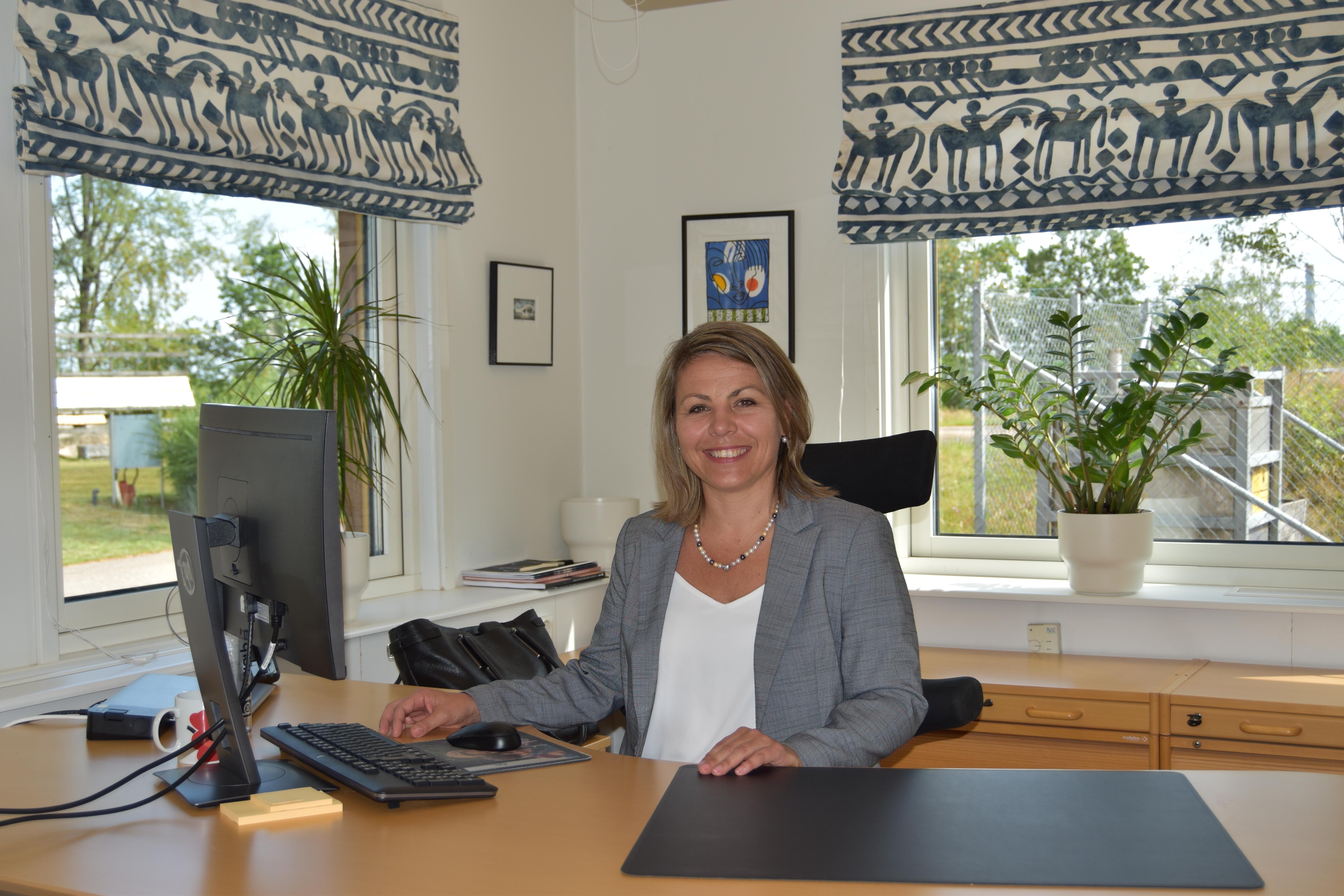 Anette Immelborn在她办公室办公桌前的照片 